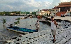 Cà Mau: Sạt lở đất lúc rạng sáng khiến 55m bờ kè trôi sông