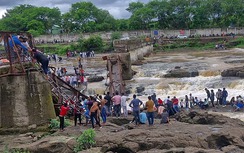 Ấn Độ: Sập cầu tại khu du lịch nổi tiếng, ít nhất 36 người thương vong