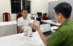 Hà Nội: Bắt giữ một phó chủ tịch thị trấn sản xuất cồn y tế giả