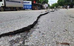 Cận cảnh đường An Dương Vương ở Hòa Bình nứt gãy nghiêm trọng sau mưa lớn