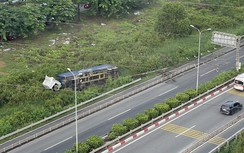 Tông dải phân cách, xe container lật nhào trên cao tốc TP.HCM - Long Thành - Dầu Giây