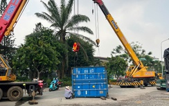 Bình Dương: Xe container ôm cua lật nhào, đè nát xe máy