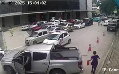 Bản tin TNGT 17/6: Đạp nhầm chân ga khi lùi, xe bán tải cán trúng người phụ nữ