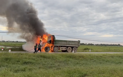 Xe tải đang chạy trên đường bất ngờ bốc cháy ngùn ngụt ở Thanh Hóa