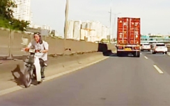 Người đàn ông gây bức xúc vì đi xe máy ngược chiều đường Vành đai 3 trên cao