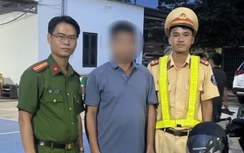 Mời người đàn ông chặn xe ô tô chửi bới, đập phá đầu xe lên công an làm việc