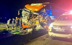 Xe khách va chạm xe đầu kéo trên cao tốc Đà Nẵng - Quảng Ngãi, 2 người tử vong