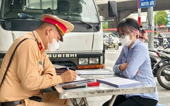 Hà Nội: CSGT quyết dẹp xe máy đi lên vỉa hè, nhiều người bị phạt nặng