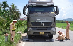 Bố trí người canh CSGT, cắt nóc container, ba xe đầu kéo chở cát quá tải bị phạt nặng