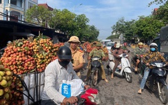 CSGT Bắc Giang căng mình bảo đảm an toàn giao thông, hỗ trợ người dân tiêu thụ vải thiều