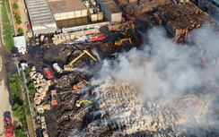 Khống chế đám cháy bãi chứa giấy nguyên liệu ở Ninh Bình