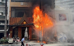 Cháy cột điện ở trung tâm TP.HCM, nhiều người tháo chạy