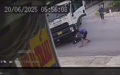 Bị xe gom rác tông trúng khi đi làm, hai bố con gặp nạn, một người tử vong
