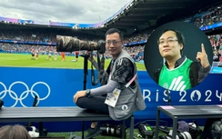 Người kể chuyện phía sau sân cỏ