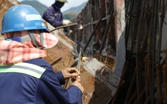 Công nhân “đội nắng” thi công, quyết đẩy tiến độ cao tốc Vũng Áng - Bùng