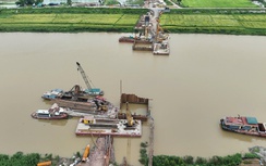 Hơn 100 người chia 3 ca bảo đảm tiến độ xây cầu Cẩm Lý