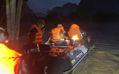 Công an Lạng Sơn xuyên đêm cứu hộ hàng chục người dân ra khỏi vùng ngập lụt