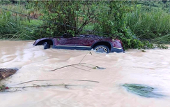 Lũ cuốn trôi ô tô chở 5 người ở Tuyên Quang