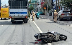 Xe máy va chạm xe tải chạy cùng chiều, người phụ nữ ngã xuống đường, tử vong