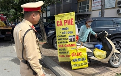 Cảnh sát dẹp cà phê dạo, sạp hoa quả chiếm vỉa hè, lòng đường dọc đại lộ Thăng Long