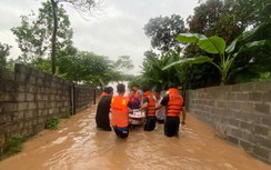 Công an Thái Nguyên giúp dân giữa tâm lũ