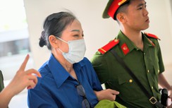 Cảnh sát dẫn giải cựu bí thư Vĩnh Phúc Hoàng Thị Thúy Lan và 40 bị cáo vụ Phúc Sơn đến tòa