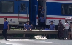 Cặp vợ chồng trẻ trèo rào qua đường sắt, người chồng bị tàu đâm tử vong