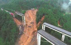 Sập cầu cao tốc ở Quý Châu, Trung Quốc, xe container cheo leo mép cầu