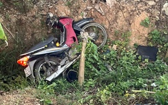 Gặp nạn trên đường đi lấy số báo danh thi tốt nghiệp, cha tử vong, con bị thương