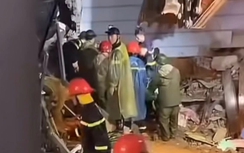 Yên Bái: Sạt lở vùi lấp căn nhà giữa thành phố, 1 nam sinh tử vong