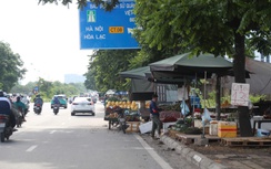 Tái diễn cảnh hàng rong lấn chiếm đường gom đại lộ Thăng Long