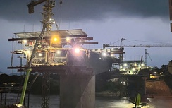 Ngày đêm thi công, phấn đấu hợp long cầu Phong Châu mới dịp 2/9