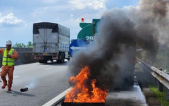 Xe bồn chở xăng cháy ngùn ngụt trên cao tốc, lực lượng phản ứng nhanh kịp thời dập tắt