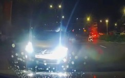 Tài xế ô tô bật đèn pha chạy ngược chiều, suýt đối đầu xe khác