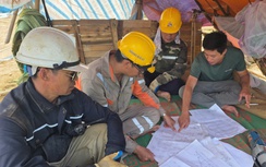 Nắng nóng 40 độ, công nhân vẫn bám núi thi công đường dây 500kV Lào Cai - Vĩnh Yên