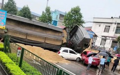 Tai nạn liên hoàn ở Thái Nguyên: Xe đầu kéo lật nghiêng, đổ cát đè bẹp ô tô con