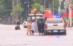 CSGT Bắc Giang dùng xe đặc chủng đưa hàng chục thí sinh vượt vùng ngập lụt đi thi lớp 10