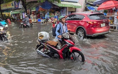 Nhiều tuyến đường ở TP.HCM ngập nặng sau mưa lớn