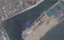 Triều Tiên đạt bước tiến để khôi phục tàu khu trục 5.000 tấn bị lật?