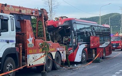 Ô tô khách va chạm xe tải trên đường tránh Huế, phụ xe tử vong tại chỗ, 5 người bị thương