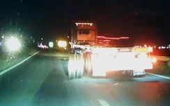 Xe container bất ngờ rơi bánh giữa đường