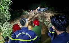 Huế: Xuyên đêm cứu 4 người mắc kẹt trong dòng nước lũ