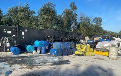 Hàng loạt vỏ thùng nhựa nghi đựng hóa chất ngổn ngang giữa khu dân ở TP Huế