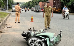 Ngã xe máy văng vào cột biển báo hiệu, người đàn ông tử vong