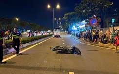 Va quệt với xe máy, người đàn ông ngã xuống đường, bị xe tải cán tử vong tại chỗ