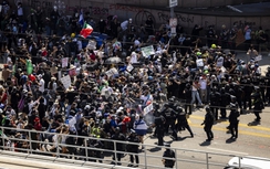 Cuộc đụng độ khốc liệt giữa người biểu tình và lực lượng thực thi pháp luật ở Los Angeles