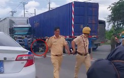 Xe máy chở 3 người va chạm xe đầu kéo ở cửa ngõ TP.HCM, 2 mẹ con tử vong thương tâm