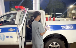 Trên đường đến bệnh viện, sản phụ sinh con ngay trên xe CSGT