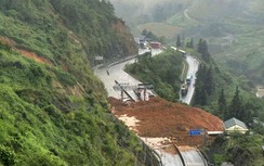 Sạt lở đoạn Trạm thu phí BOT Lào Cai - Sa Pa, đất đá tràn xuống chia cắt quốc lộ 4D