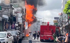 45 chiến sĩ, ba xe cứu hỏa dập tắt đám cháy cửa hàng điện thoại di động ở Cần Thơ